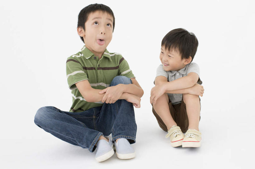 东方人,儿童,嘴,两个人,家庭,坐,笑,微笑,露齿笑,横图,室内,白天,白色背景,正面,运动鞋,纯洁,鞋子,亚洲,阴影,服装,反射,影子,两双,注视,休闲装,黄种人,小孩,衣服,嘟嘴,观察,看,休闲,温暖,温馨,鬼脸,一家人,休闲服,撅嘴,可爱,童年,童趣,摄影,服饰,影棚,观看,休闲鞋,和睦,察看,关注,童真,烂漫,无邪,天真,男孩,男人,男性,亚洲人,嘴巴,嘴唇,坐着,彩图,全身,影棚拍摄,拍摄,融洽,男生
