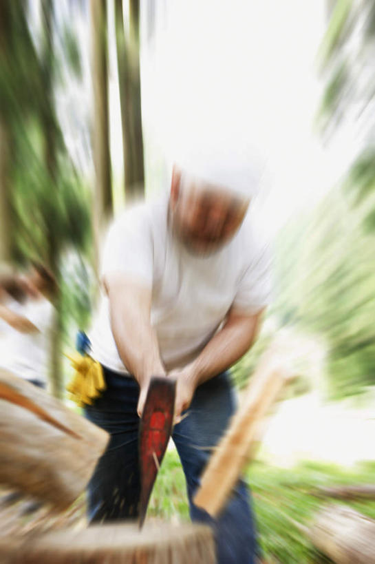 东方人,一个人,木匠,站,竖图,室外,白天,正面,草地,草坪,树林,植物,亚洲,仅一个男性,仅一个人,仅一个中年男性,切开,阴影,服装,朦胧,模糊,光线,工具,木材,头巾,影子,树桩,注视,休闲装,黄种人,木柴,草,树,树干,树木,衣服,蓝色,绿色,蓝天,天空,阳光,自然,天,低头,观察,看,切,站着,休闲,休闲服,木桩,服饰,木料,生长,晴朗,成长,观看,察看,劈,关注,斧头,剖面,切面,万里无云,斧子,男人,男性,中年男性,亚洲人,木工,晴空,晴空万里,站立,半身,彩图