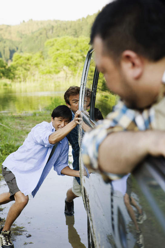 东方人,三个人,伙伴,朋友,坐,推,竖图,室外,白天,正面,衬衫,友谊,草地,草坪,河流,美景,水,植物,窗户,汽车,亚洲,一辆,弯腰,阴影,服装,朦胧,模糊,光线,影子,河水,景观,水流,扭头,注视,休闲装,黄种人,玻璃窗,车,草,树,树木,衣服,绿色,小溪,阳光,自然,车窗,交通工具,轿车,溪水,观察,看,转头,休闲,休闲服,景色,服饰,生长,成长,观看,察看,关注,自然风光,载具,弯身,友情,男人,男性,中年男性,亚洲人,坐着,半身,彩图,衬衣