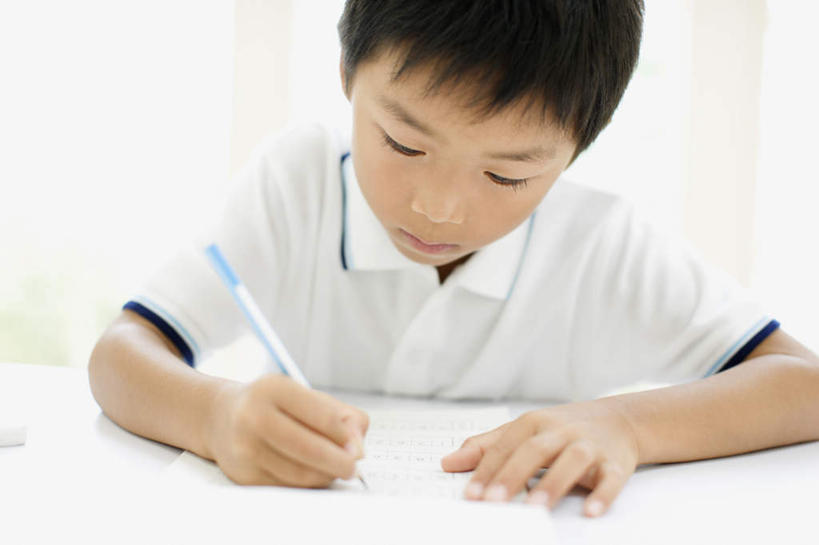 东方人,儿童,一个人,坐,横图,室内,白天,白色背景,正面,纯洁,亚洲,仅一个男性,仅一个人,握,阴影,服装,反射,笔,影子,办公用品,注视,休闲装,黄种人,文具,小孩,衣服,铅笔,学习用品,观察,看,仅一个小孩,休闲,功课,休闲服,可爱,童年,童趣,握着,摄影,服饰,影棚,作业,观看,文具用品,一支,察看,书写,关注,童真,烂漫,无邪,誊写,天真,男孩,男人,男性,亚洲人,孩子,坐着,半身,彩图,影棚拍摄,拍摄,男生