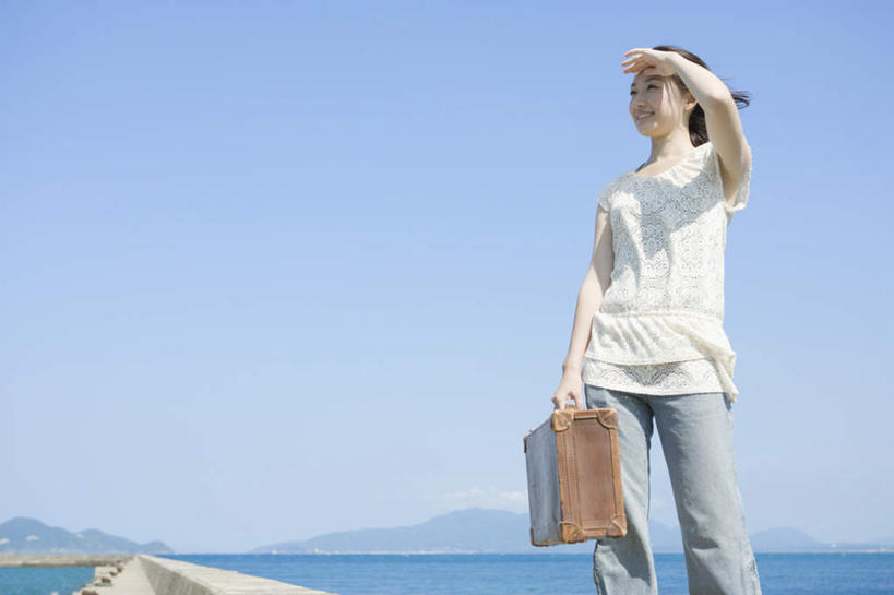 东方人,一个人,站,笑,微笑,横图,室外,白天,仰视,海浪,海洋,山,山脉,亚洲,仅一个年轻女性,仅一个女性,仅一个人,握,阴影,服装,光线,拉杆箱,旅行箱,影子,浪花,山峰,山峦,拿,拿着,注视,休闲装,黄种人,衣服,蓝色,蓝天,天空,阳光,海水,行李箱,箱子,群山,天,观察,看,站着,休闲,休闲服,握着,遮,遮掩,服饰,晴朗,观看,出差,察看,掩盖,遮挡,关注,海景,遮盖,万里无云,掩饰,年轻女性,女人,女性,亚洲人,大海,风浪,海,海水的波动,近岸浪,涌浪,晴空,晴空万里,站立,半身,彩图,低角度拍摄,旅行