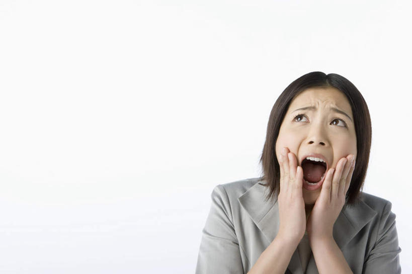 东方人,一个人,站,横图,室内,白天,白色背景,正面,亚洲,仅一个年轻女性,仅一个女性,仅一个人,阴影,服装,反射,影子,注视,休闲装,黄种人,衣服,观察,看,站着,张嘴,休闲,休闲服,遮,遮掩,摄影,服饰,影棚,观看,害怕,惊恐,察看,掩盖,遮挡,关注,张大嘴巴,遮盖,掩饰,年轻女性,女人,女性,亚洲人,张开嘴,站立,半身,彩图,影棚拍摄,拍摄