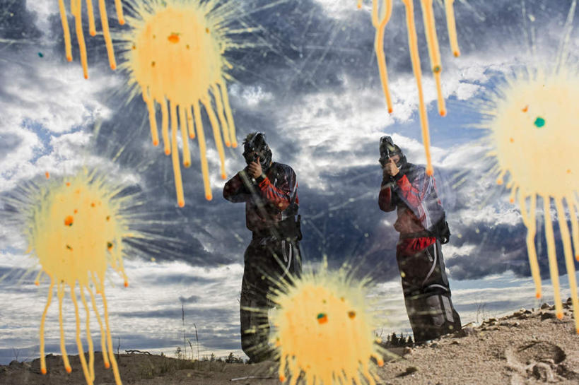 西方人,两个人,伙伴,朋友,站,举,横图,室外,白天,正面,游戏,友谊,竞争,欧洲,欧洲人,对抗,服装,冲突,泥土,云,云朵,玩,云彩,破坏,娱乐,设备,蓝色,白云,蓝天,天空,天,托,站着,休闲,武器,战争,晴朗,活动,损坏,攻击,威胁,对立,发泄,矛盾,消遣,智力,兵器,对准,瞄准,防御,装备,敌对,挫败,斗争,抗拒,抗衡,宣泄,杀伤,威慑,配备,彩弹枪,危险,友情,男人,男性,年轻男性,白种人,晴空,举起,举手,举着,玩耍,嬉戏,向上举,向上伸,向上托,站立,彩图,全身