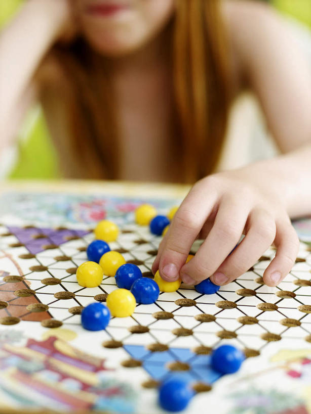 西方人,一个人,坐,竖图,室内,白天,正面,游戏,快乐,比赛,竞争,玩具,欧洲,欧洲人,仅一个年轻女性,仅一个女性,仅一个人,撑,握,拿,玩,拿着,托腮,娱乐,托,休闲,棋盘,益智,握着,活动,发泄,消遣,智力,托下巴,跳棋,宣泄,年轻女性,女人,女性,白种人,玩耍,嬉戏,坐着,半身,彩图