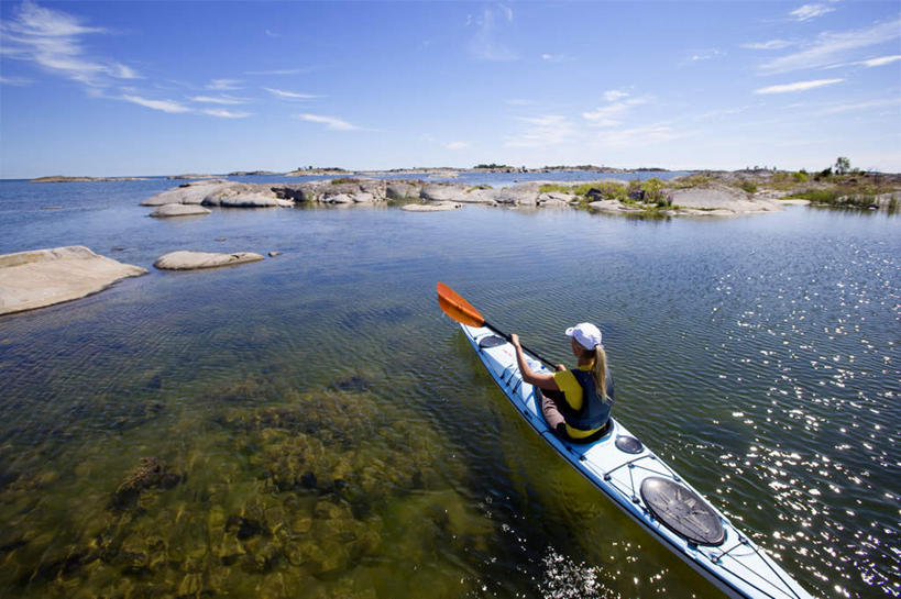 皮划艇,西方人,一个人,坐,横图,俯视,室外,白天,草地,海浪,海洋,石头,植物,船,欧洲,欧洲人,仅一个年轻女性,仅一个女性,仅一个人,划桨,握,石子,浪花,云,云朵,拿,云彩,拿着,草,蓝色,绿色,白云,蓝天,天空,海水,交通工具,天,握着,晴朗,载具,海景,年轻女性,女人,女性,白种人,大海,风浪,海,海水的波动,近岸浪,石块,岩石,涌浪,晴空,坐着,半身,彩图,高角度拍摄