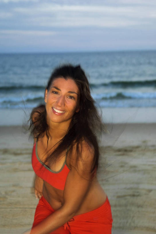 西方人,一个人,站,笑,微笑,露齿笑,竖图,室外,白天,正面,海浪,海洋,沙滩,欧洲,欧洲人,仅一个年轻女性,仅一个女性,仅一个人,阴影,服装,朦胧,模糊,光线,背心,沙子,影子,海岸,浪花,水平线,云,云朵,辽阔,海平线,沙地,云彩,扭头,注视,衣服,蓝色,白云,蓝天,天空,阳光,海水,天,观察,看,站着,转头,广阔,服饰,晴朗,观看,一望无际,察看,衣着,穿着,关注,海景,衣饰,无边无际,一马平川,露脐装,年轻女性,女人,女性,白种人,大海,风浪,海,海水的波动,海滩,近岸浪,涌浪,晴空,站立,半身,彩图,水天相接,水天一线