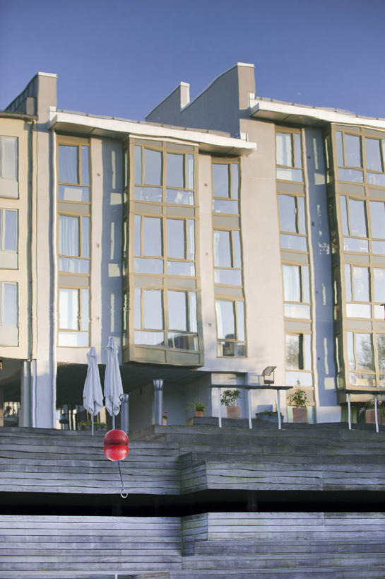 无人,家,竖图,室外,白天,正面,度假,河流,美景,水,城市风光,城市,瑞典,欧洲,阴影,光线,影子,房屋,屋子,河水,景观,水流,首都,娱乐,楼房,住宅,蓝色,蓝天,天空,阳光,天,享受,休闲,景色,放松,晴朗,斯堪的纳维亚,北欧,斯德哥尔摩,斯堪的那维亚,斯堪的那维亚半岛,斯堪的纳维亚半岛,万里无云,首府,瑞典王国,斯德哥尔摩省,晴空,晴空万里,彩图,房子