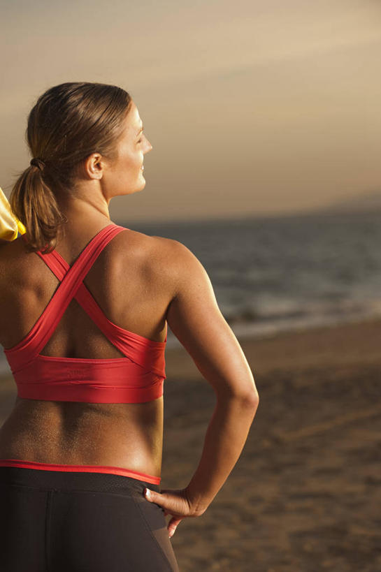 西方人,一个人,站,笑,微笑,竖图,室外,白天,海浪,海洋,日落,沙滩,欧洲,欧洲人,仅一个年轻女性,仅一个女性,仅一个人,服装,背心,沙子,海岸,浪花,水平线,晚霞,霞光,落日,辽阔,海平线,沙地,扭头,手叉腰,背面,衣服,海水,黄昏,叉腰,站着,转头,广阔,彩霞,服饰,一望无际,双手叉腰,衣着,穿着,海景,衣饰,无边无际,一马平川,夕照,薄暮,露脐装,年轻女性,女人,女性,白种人,大海,风浪,海,海水的波动,海滩,近岸浪,涌浪,夕阳,站立,半身,彩图,傍晚,水天相接,水天一线,斜阳