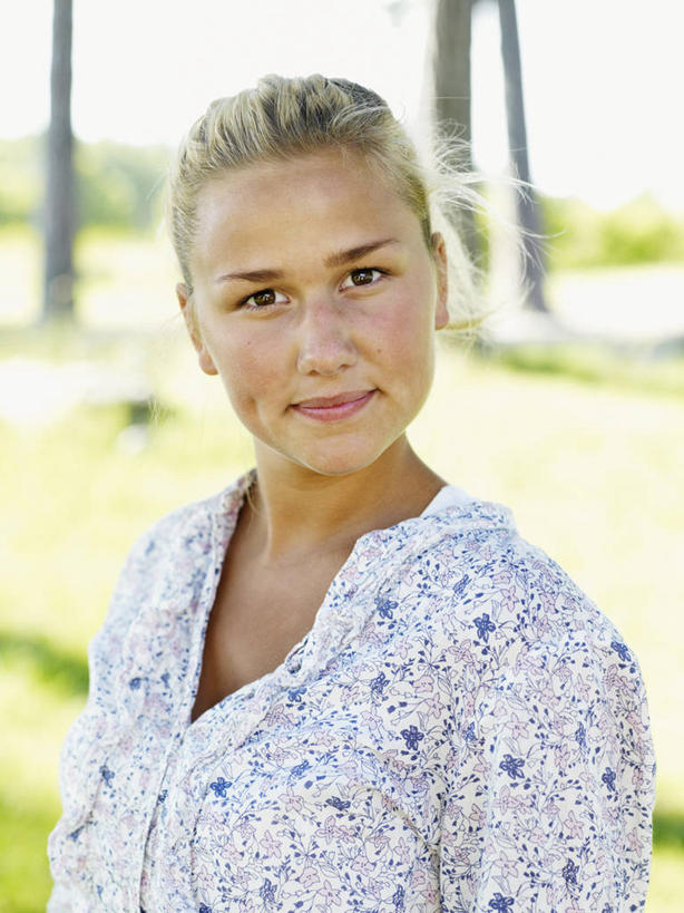 西方人,一个人,站,笑,微笑,竖图,室外,白天,正面,草地,草坪,植物,欧洲,欧洲人,仅一个年轻女性,仅一个女性,仅一个人,阴影,服装,朦胧,模糊,光线,影子,扭头,注视,休闲装,草,树,树木,衣服,绿色,阳光,自然,观察,看,站着,转头,休闲,休闲服,服饰,生长,成长,观看,察看,关注,年轻女性,女人,女性,白种人,站立,半身,彩图