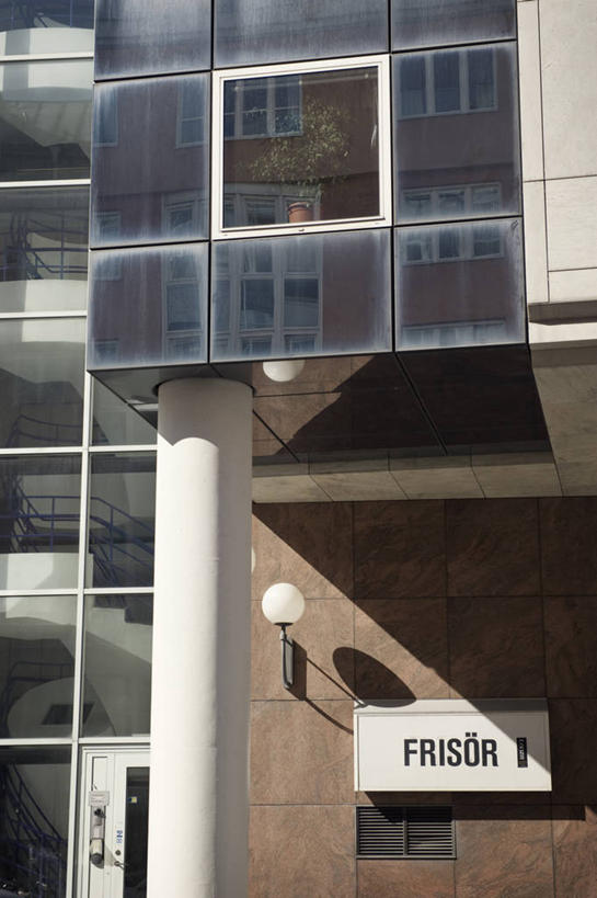 无人,家,栏杆,竖图,室外,白天,正面,度假,美景,窗户,楼梯,城市风光,城市,指示牌,照明,瑞典,欧洲,阴影,光线,英文,壁灯,标志,扶手,文字,影子,字符,字母,房屋,阶梯,墙,屋子,景观,灯光,首都,娱乐,标识,护栏,楼房,玻璃窗,墙壁,墙面,台阶,住宅,灯,阳光,灯具,享受,休闲,景色,放松,英文字母,照亮,照明设备,斯堪的纳维亚,北欧,斯德哥尔摩,斯堪的那维亚,斯堪的那维亚半岛,斯堪的纳维亚半岛,首府,瑞典王国,斯德哥尔摩省,彩图,房子