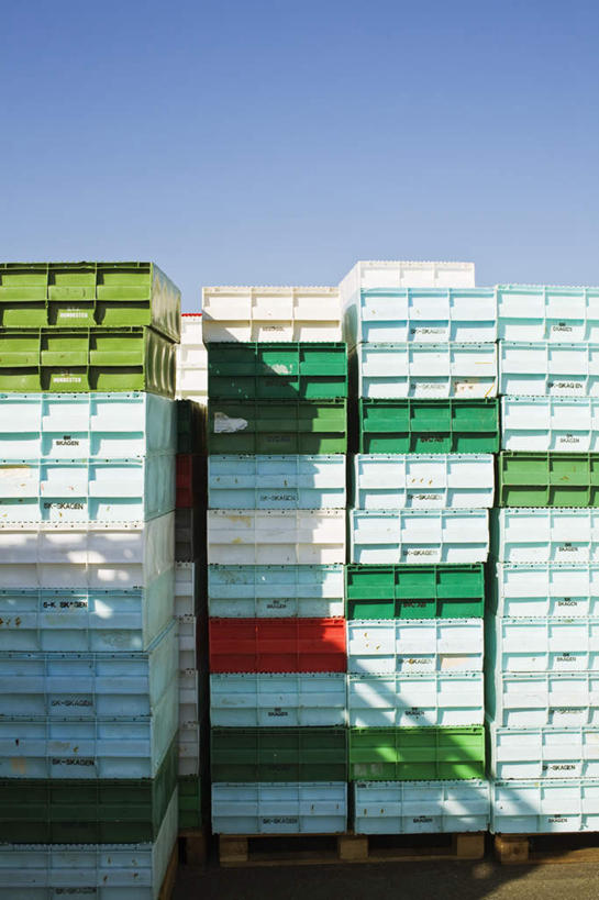 无人,竖图,室外,白天,仰视,一排,许多,阴影,整齐,光线,影子,塑料,集装箱,货柜,排列,蓝色,蓝天,天空,阳光,塑料制品,箱子,天,叠加,运输,晴朗,队列,物流,万里无云,晴空,晴空万里,彩图,低角度拍摄