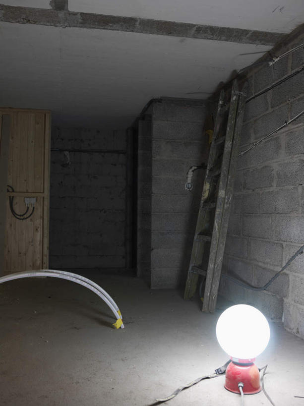 无人,攀登,竖图,室内,白天,正面,地板,台灯,照明,阴影,光线,梯子,影子,阶梯,木梯,墙,灯光,地面,木地板,墙壁,墙面,灯,灯具,爬,上升,照亮,照明设备,登高,攀爬,彩图