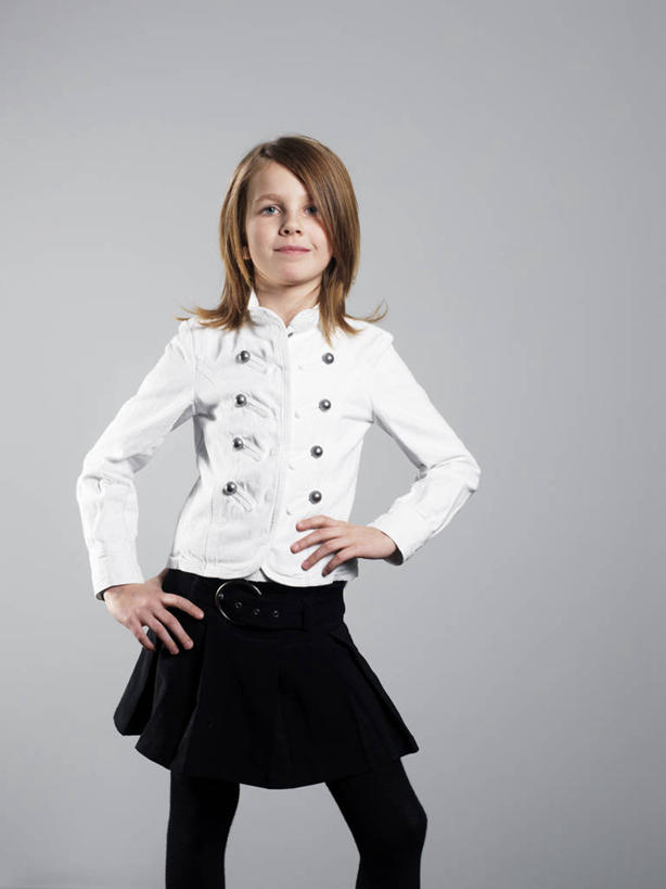 西方人,儿童,一个人,站,竖图,室内,白天,正面,纯洁,欧洲,欧洲人,仅一个女性,仅一个人,灰色背景,服装,注视,休闲装,手叉腰,小孩,衣服,叉腰,观察,看,站着,仅一个小孩,休闲,休闲服,可爱,童年,童趣,摄影,服饰,影棚,观看,察看,双手叉腰,关注,童真,烂漫,无邪,天真,女孩,女人,女性,白种人,孩子,站立,半身,彩图,影棚拍摄,拍摄,女生