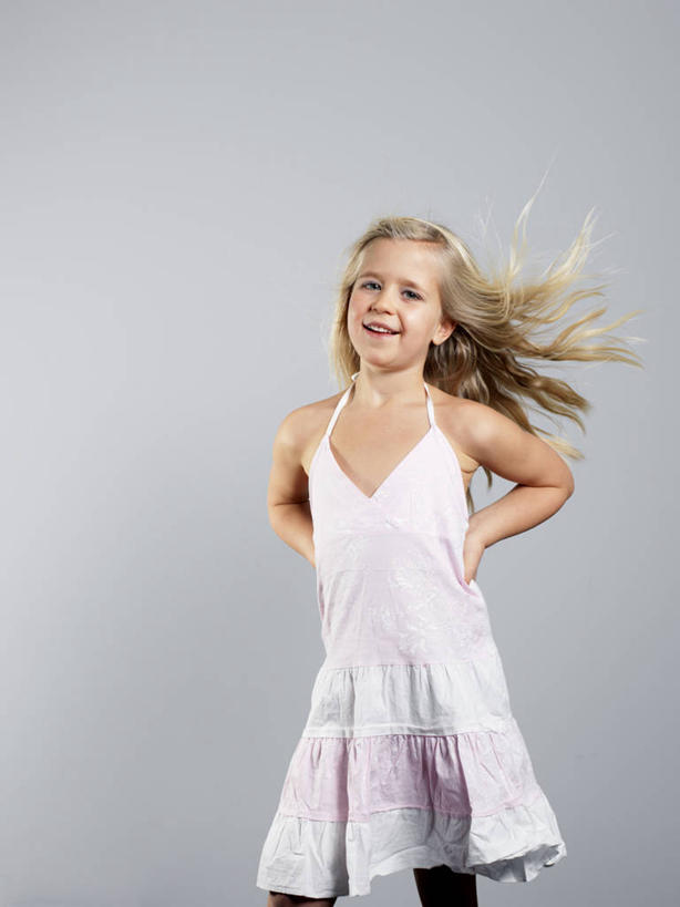 西方人,儿童,一个人,站,笑,微笑,露齿笑,竖图,室内,白天,正面,裙子,纯洁,欧洲,欧洲人,仅一个女性,仅一个人,灰色背景,连衣裙,注视,手叉腰,小孩,叉腰,观察,看,站着,仅一个小孩,可爱,童年,童趣,摄影,影棚,观看,吊带裙,察看,双手叉腰,关注,童真,烂漫,无邪,天真,女孩,女人,女性,白种人,孩子,站立,半身,彩图,影棚拍摄,拍摄,女生