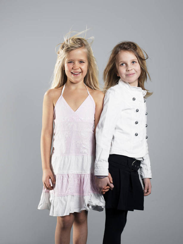 西方人,儿童,两个人,伙伴,朋友,站,笑,微笑,露齿笑,竖图,室内,白天,正面,裙子,友谊,纯洁,欧洲,欧洲人,牵,握,灰色背景,连衣裙,服装,扭头,注视,休闲装,小孩,衣服,观察,看,站着,转头,休闲,休闲服,可爱,童年,童趣,握着,摄影,服饰,影棚,观看,牵着,吊带裙,察看,关注,童真,烂漫,无邪,天真,友情,女孩,女人,女性,白种人,站立,半身,彩图,影棚拍摄,拍摄,女生