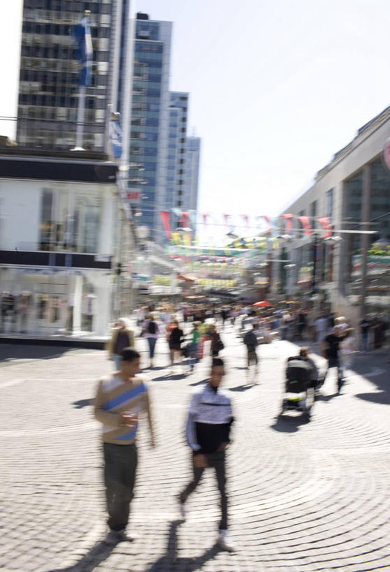 西方人,高楼大厦,走,竖图,室外,白天,正面,度假,美景,城市风光,城市,大厦,道路,建筑,路,摩天大楼,公路,旗帜,瑞典,欧洲,欧洲人,行人,游客,游人,阴影,服装,朦胧,模糊,装饰,光线,彩旗,影子,景观,交通,首都,许多人,注视,休闲装,娱乐,旗子,路人,旅客,衣服,蓝色,蓝天,天空,阳光,天,观察,看,一群人,享受,休闲,休闲服,景色,放松,服饰,晴朗,观看,华丽,修饰,点缀,察看,斯堪的纳维亚,关注,北欧,斯德哥尔摩,斯堪的那维亚,斯堪的那维亚半岛,斯堪的纳维亚半岛,万里无云,首府,衬托,美观,雅致,雅观,旌旗,旗号,瑞典王国,斯德哥尔摩省,过客,男人,男性,年轻男性,年轻女性,女人,女性,白种人,晴空,晴空万里,马路,步行,散步,走路,半身,彩图,大楼,高层建筑,高楼,摩天楼