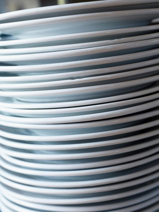 无人,竖图,室内,特写,白天,正面,餐具,一排,许多,整齐,碟子,盘,排列,盘子,碟,堆,队列,彩图