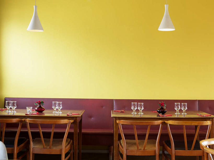 无人,餐厅,横图,室内,白天,正面,餐桌,沙发,桌子,杯子,餐具,椅子,照明,两张,一排,许多,整齐,高脚杯,木椅,墙,灯光,红酒杯,吊灯,墙壁,墙面,玻璃制品,灯,排列,黄色,红色,酒杯,灯具,餐布,五把,餐台,照亮,照明设备,队列,两盏,玻璃杯,进餐用具,烹调用具,彩图,餐馆,饭店,饭馆,皮沙发