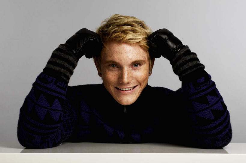 西方人,头发,一个人,坐,笑,微笑,露齿笑,横图,室内,白天,正面,欧洲,欧洲人,仅一个男性,仅一个人,撑,灰色背景,服装,注视,休闲装,漂亮,仅一个年轻男性,衣服,黄色,耳环,手套,观察,看,休闲,休闲服,摄影,服饰,影棚,观看,察看,撑着,关注,男人,男性,年轻男性,白种人,坐着,半身,彩图,影棚拍摄,拍摄,俊秀,英俊