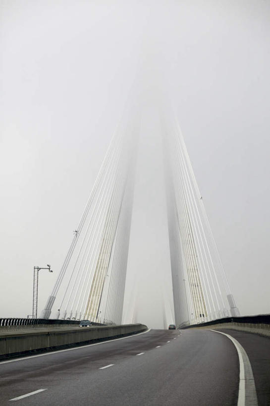 无人,竖图,室外,白天,正面,旅游,度假,雾,大桥,立交桥,路灯,桥梁,汽车,瑞典,两辆,朦胧,模糊,高架,斜拉桥,桥,交通,娱乐,车,天空,交通工具,轿车,天,驾驶,行驶,享受,休闲,放松,操纵,迷雾,控制,载具,操控,把持,大雾,彩图