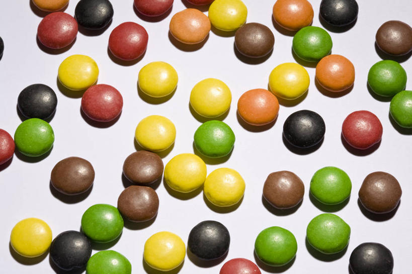 无人,横图,俯视,彩色,室内,特写,白天,许多,灰色背景,圆形,圆,食品,糖,糖果,甜点,甜品,很多,食物,甜食,巧克力,摄影,影棚,五颜六色,色彩斑斓,五彩缤纷,巧克力糖,五彩斑斓,五光十色,彩图,高角度拍摄,影棚拍摄,拍摄