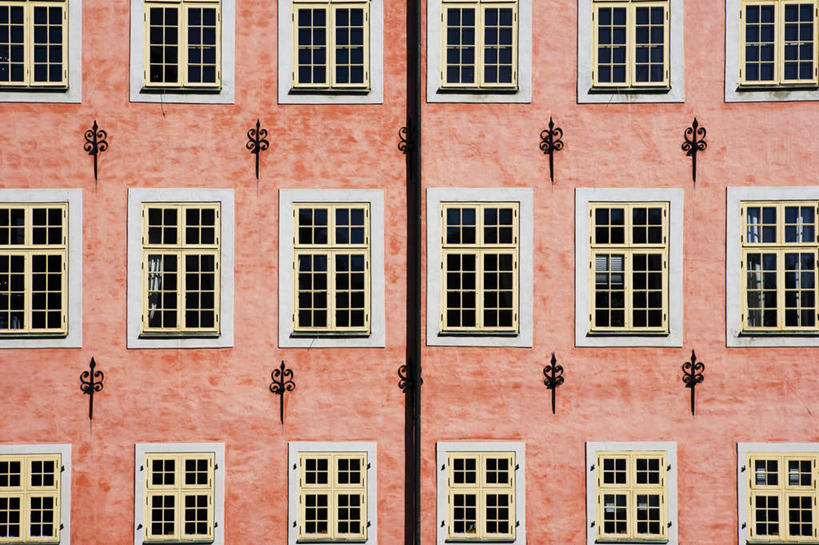 无人,家,横图,室外,白天,正面,旅游,度假,窗户,落地窗,一排,许多,阴影,花纹,整齐,光线,格子,影子,房屋,墙,屋子,娱乐,楼房,玻璃窗,墙壁,墙面,住宅,排列,红色,阳光,享受,休闲,放松,队列,斑纹,彩图,房子