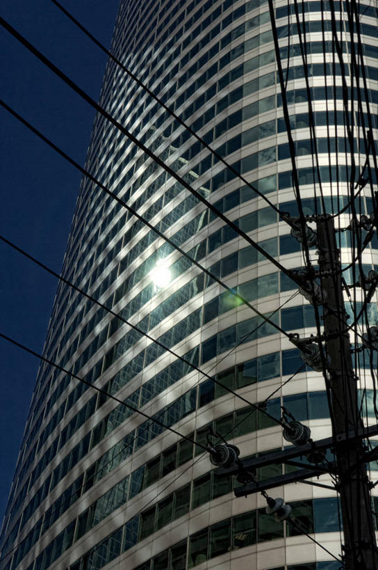 无人,高楼大厦,竖图,室外,白天,仰视,度假,岛屿,美景,城市风光,城市,大厦,建筑,摩天大楼,菲律宾,亚洲,阴影,电力,光线,钢材,电缆,电线,影子,支架,岛,景观,首都,娱乐,电塔,蓝色,蓝天,天空,阳光,天,享受,休闲,景色,放松,东南亚,能源,晴朗,支撑,资源,供电设备,高压电塔,高压输电线,万里无云,高压电线塔,高压塔,菲律宾共和国,菲律宾群岛,吕宋岛,马尼拉,列岛,群岛,诸岛,晴空,晴空万里,彩图,低角度拍摄,大楼,高层建筑,高楼,摩天楼