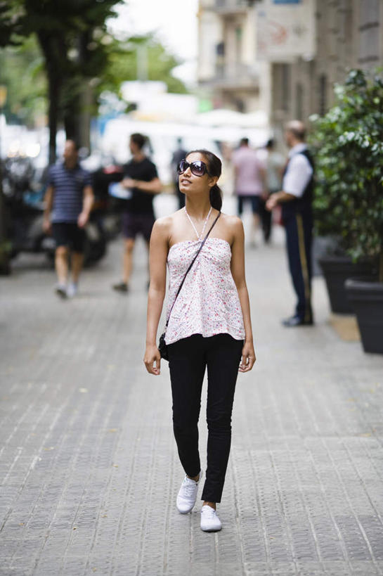 西方人,头发,一个人,家,走,竖图,室外,白天,正面,旅游,度假,植物,道路,路,公路,摩托车,欧洲,欧洲人,仅一个年轻女性,仅一个女性,仅一个人,服装,包,墨镜,盆栽,皮包,眼镜,斑点,房屋,屋子,盆景,交通,扭头,注视,吊带衫,休闲装,娱乐,楼房,住宅,车,树,树木,衣服,绿色,黑色,天空,自然,太阳镜,太阳眼镜,交通工具,天,观察,看,转头,享受,休闲,休闲服,遮阳镜,放松,服饰,生长,成长,观看,单肩包,察看,三盆,关注,载具,年轻女性,女人,女性,白种人,马路,步行,散步,抬头,仰头,走路,彩图,全身,房子