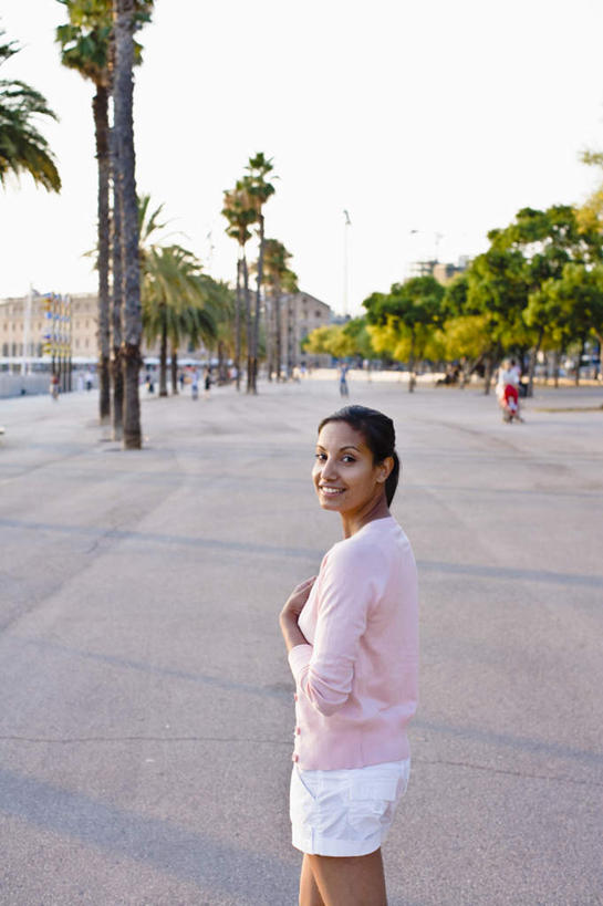 西方人,头发,一个人,家,走,笑,微笑,露齿笑,竖图,室外,白天,旅游,度假,道路,路,公路,樟树,欧洲,欧洲人,仅一个年轻女性,仅一个女性,仅一个人,阴影,服装,光线,影子,房屋,屋子,云,云朵,交通,很多,许多人,扭头,注视,休闲装,娱乐,楼房,住宅,背面,衣服,黑色,天空,阳光,天,观察,看,转头,享受,休闲,休闲服,放松,服饰,观看,察看,关注,番樟,芳樟树,年轻女性,女人,女性,白种人,马路,香樟,木樟,步行,散步,走路,半身,彩图,房子