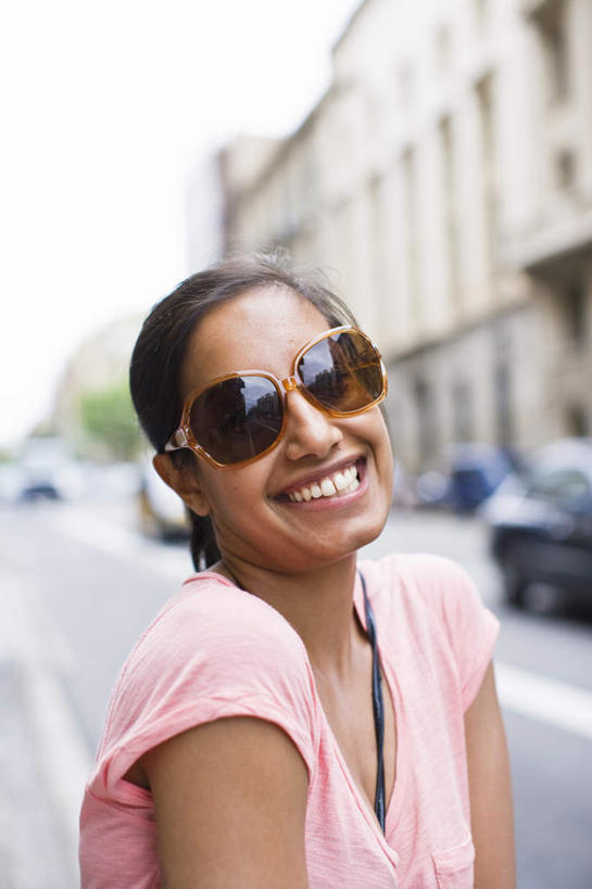 西方人,头发,一个人,站,笑,微笑,露齿笑,竖图,室外,白天,正面,旅游,植物,道路,路,公路,欧洲,欧洲人,仅一个年轻女性,仅一个女性,仅一个人,许多,服装,朦胧,模糊,墨镜,眼镜,交通,扭头,注视,休闲装,树,树木,衣服,绿色,黑色,自然,太阳镜,太阳眼镜,观察,看,站着,转头,休闲,休闲服,遮阳镜,服饰,生长,成长,欢快,观看,察看,关注,欢喜,欢欣,欢畅,年轻女性,女人,女性,白种人,马路,站立,半身,彩图,游览,高兴,欢乐