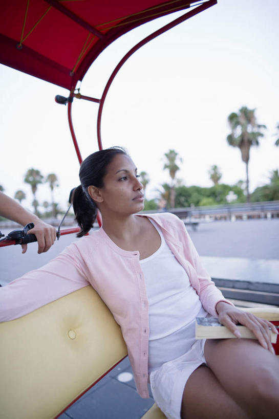 西方人,手,头发,一个人,坐,竖图,室外,白天,侧面,旅游,度假,树林,植物,书籍,椅子,金属制品,欧洲,欧洲人,仅一个年轻女性,仅一个女性,仅一个人,许多,握,服装,朦胧,模糊,金属,墨镜,眼镜,木椅,躺椅,拿,拿着,注视,休闲装,娱乐,架子,树,树木,衣服,粉色,红色,绿色,黑色,天空,自然,手推车,太阳镜,太阳眼镜,天,观察,看,靠,靠着,享受,休闲,手部,休闲服,遮阳镜,放松,搭,握着,服饰,生长,成长,观看,遮阳棚,察看,搭着,关注,年轻女性,女人,女性,白种人,书,图书,坐着,半身,彩图