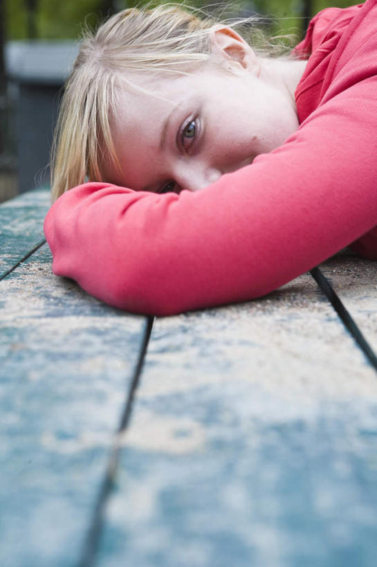 西方人,头发,一个人,公园,竖图,室外,特写,白天,侧面,森林,树林,植物,椅子,欧洲,欧洲人,仅一个年轻女性,仅一个女性,仅一个人,服装,沙子,木椅,扭头,注视,休闲装,树,树木,衣服,黄色,红色,绿色,自然,观察,看,趴着,转头,休息,休闲,休闲服,服饰,生长,成长,观看,察看,关注,歇息,苏息,年轻女性,女人,女性,白种人,趴,半身,彩图