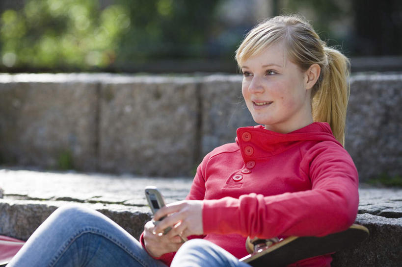 西方人,头发,一个人,坐,举,笑,打电话,微笑,露齿笑,横图,室外,白天,侧面,旅游,度假,石头,楼梯,电话,手机,欧洲,欧洲人,仅一个年轻女性,仅一个女性,仅一个人,握,服装,石子,阶梯,拿,拿着,注视,休闲装,娱乐,通讯设备,纽扣,台阶,衣服,黄色,红色,观察,看,靠,靠着,托,倚靠,享受,休息,休闲,休闲服,放松,握着,服饰,滑板,观看,察看,接听,倚着,关注,歇息,苏息,交流,年轻女性,女人,女性,白种人,石块,沟通,举起,举手,举着,通话,向上举,向上伸,向上托,坐着,半身,彩图