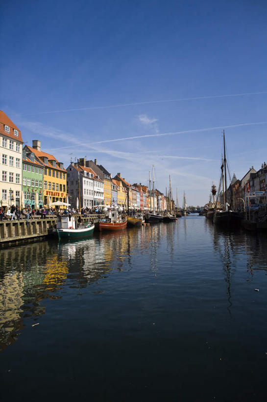 帆船,头发,无人,家,栏杆,竖图,室外,白天,正面,旅游,度假,河流,美景,水,窗户,城市风光,城市,道路,建筑,船,地图,玻璃,一排,许多,停靠,整齐,信息,扶手,房屋,屋子,河水,景观,水流,云,云朵,公寓,交通,云彩,方向,娱乐,建设,洋房,护栏,楼房,玻璃窗,住宅,玻璃制品,排列,黄色,蓝色,白云,蓝天,水纹,天空,交通工具,河面,天,享受,休闲,景色,放松,手镯,引导,指引,队列,载具,彩图,房子,导航