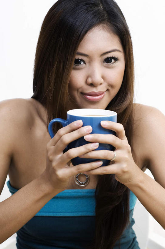 咖啡,东方人,头发,一个人,举,笑,微笑,竖图,室内,白天,白色背景,正面,爱情,植物,豆,杯子,项链,亚洲,仅一个年轻女性,仅一个女性,仅一个人,握,服装,瓷器,豆类,豆子,咖啡杯,陶瓷制品,浪漫,拿,拿着,注视,休闲装,黄种人,黄金,装饰品,一个,衣服,蓝色,黑色,戒指,饰品,首饰,咖啡豆,观察,看,托,休闲,休闲服,金色,恩爱,握着,摄影,服饰,影棚,观看,露肩,信物,察看,权利,镀金,关注,瓷杯,豆科,咖啡因,手饰,年轻女性,女人,女性,亚洲人,长发,举起,举手,举着,向上举,向上伸,向上托,半身,彩图,影棚拍摄,拍摄