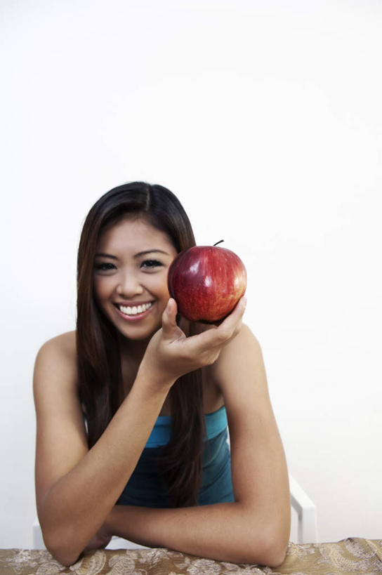 东方人,头发,一个人,举,捧,笑,微笑,露齿笑,竖图,室内,白天,白色背景,正面,苹果,水果,项链,亚洲,仅一个年轻女性,仅一个女性,仅一个人,撑,服装,新鲜,生食,食品,果实,注视,休闲装,黄种人,装饰品,食物,一个,衣服,红色,蓝色,黑色,戒指,饰品,首饰,观察,看,托,休闲,休闲服,摄影,服饰,有机食品,绿色食品,影棚,观看,露肩,察看,撑着,关注,手饰,年轻女性,女人,女性,亚洲人,长发,端,端着,举起,举手,举着,捧着,手捧,向上举,向上伸,向上托,半身,彩图,影棚拍摄,拍摄