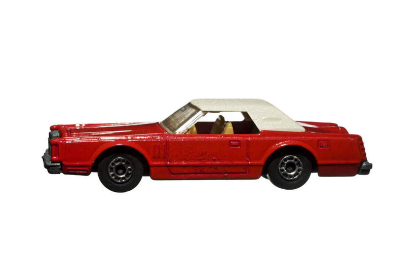 无人,横图,室内,特写,白天,白色背景,侧面,游戏,汽车,静物,玩具,停靠,装饰,陶瓷,陶瓷制品,玩,娱乐,车,装饰品,红色,交通工具,轿车,休闲,益智,运输,摄影,影棚,活动,华丽,修饰,点缀,开启,发泄,消遣,智力,载具,驾驶座,宣泄,衬托,美观,雅致,雅观,玩耍,嬉戏,彩图,影棚拍摄,拍摄