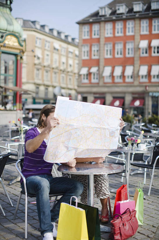 西方人,腿部,腿,两个人,夫妻,家,坐,说,竖图,室外,白天,正面,爱情,旅游,度假,讨论,美景,餐桌,窗户,桌子,城市风光,城市,道路,建筑,路,汽车,杯子,地图,旗帜,礼盒,礼物,椅子,欧洲,欧洲人,一面,一排,许多,喝,指,阴影,服装,整齐,光线,信息,瓷器,地砖,墨镜,眼镜,影子,纸盒,房屋,屋子,景观,云,云朵,公寓,小路,咖啡杯,陶瓷制品,交通,浪漫,云彩,分开,注视,休闲装,方向,娱乐,旗子,建设,洋房,楼房,玻璃窗,住宅,车,盒子,排列,两个,衣服,蓝色,白色,白云,蓝天,天空,阳光,包装盒,会议椅,太阳镜,太阳眼镜,礼品盒,交通工具,轿车,天,观察,看,享受,休闲,手指,休闲服,遮阳镜,景色,恩爱,放松,恋人,服饰,礼品,餐台,观看,引导,指引,对视,办公椅,察看,队列,关注,载具,瓷杯,商务椅,培训椅,旌旗,旗号,分布,漫衍,散布,交流,男人,男性,年轻男性,年轻女性,女人,女性,白种人,夫妇,情侣,沟通,讲话,交谈,商讨,说话,谈话,坐着,彩图,全身,房子,伴侣,导航