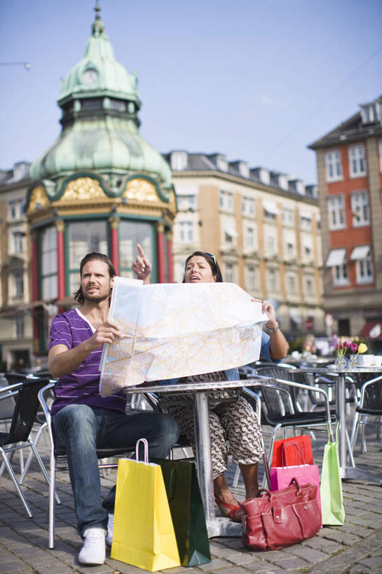 西方人,腿部,腿,两个人,夫妻,家,坐,说,竖图,室外,白天,正面,爱情,旅游,度假,讨论,美景,餐桌,窗户,桌子,城市风光,城市,道路,建筑,路,汽车,杯子,地图,旗帜,礼盒,礼物,椅子,欧洲,欧洲人,一面,一排,许多,喝,指,阴影,服装,整齐,光线,信息,瓷器,地砖,墨镜,眼镜,影子,纸盒,房屋,屋子,景观,云,云朵,公寓,小路,咖啡杯,陶瓷制品,交通,浪漫,云彩,分开,注视,休闲装,方向,娱乐,旗子,建设,洋房,楼房,玻璃窗,住宅,车,盒子,排列,两个,衣服,蓝色,白色,白云,蓝天,天空,阳光,包装盒,会议椅,太阳镜,太阳眼镜,礼品盒,交通工具,轿车,天,观察,看,享受,休闲,手指,休闲服,遮阳镜,景色,恩爱,放松,恋人,服饰,礼品,餐台,观看,引导,指引,对视,办公椅,察看,队列,关注,载具,瓷杯,商务椅,培训椅,旌旗,旗号,分布,漫衍,散布,交流,男人,男性,年轻男性,年轻女性,女人,女性,白种人,夫妇,情侣,沟通,讲话,交谈,商讨,说话,谈话,坐着,彩图,全身,房子,伴侣,导航