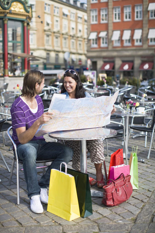 西方人,腿部,腿,两个人,夫妻,家,坐,笑,说,微笑,露齿笑,竖图,室外,白天,正面,爱情,旅游,度假,讨论,美景,餐桌,窗户,桌子,城市风光,城市,道路,建筑,路,汽车,杯子,地图,旗帜,礼盒,礼物,椅子,欧洲,欧洲人,一面,一排,许多,喝,指,阴影,服装,整齐,光线,信息,瓷器,地砖,墨镜,眼镜,影子,纸盒,房屋,屋子,景观,云,云朵,公寓,小路,咖啡杯,陶瓷制品,交通,浪漫,云彩,分开,注视,休闲装,方向,娱乐,旗子,建设,洋房,楼房,玻璃窗,住宅,车,盒子,排列,两个,衣服,蓝色,白色,白云,蓝天,天空,阳光,包装盒,会议椅,太阳镜,太阳眼镜,礼品盒,交通工具,轿车,天,观察,看,享受,休闲,手指,休闲服,遮阳镜,景色,恩爱,放松,恋人,服饰,礼品,餐台,观看,引导,指引,对视,办公椅,察看,队列,关注,载具,瓷杯,商务椅,培训椅,旌旗,旗号,分布,漫衍,散布,交流,男人,男性,年轻男性,年轻女性,女人,女性,白种人,夫妇,情侣,沟通,讲话,交谈,商讨,说话,谈话,坐着,彩图,全身,房子,伴侣,导航