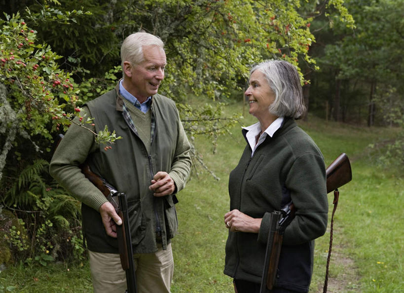 西方人,老年人,两个人,家庭,夫妻,站,说,横图,室外,白天,正面,爱情,旅游,度假,讨论,草地,草坪,树林,植物,道路,路,项链,欧洲,欧洲人,握,服装,枪,小路,交通,两把,浪漫,夹,拿,拿着,注视,休闲装,娱乐,装饰品,草,树,树木,衣服,绿色,自然,饰品,首饰,观察,看,站着,享受,休闲,温暖,温馨,一家人,休闲服,猎枪,恩爱,放松,握着,恋人,服饰,乡间小路,生长,成长,观看,和睦,察看,夹着,关注,狩猎,打猎,交流,老年男性,老年女性,男人,男性,女人,女性,白种人,夫妇,情侣,沟通,讲话,交谈,商讨,说话,谈话,站立,半身,彩图,伴侣,融洽