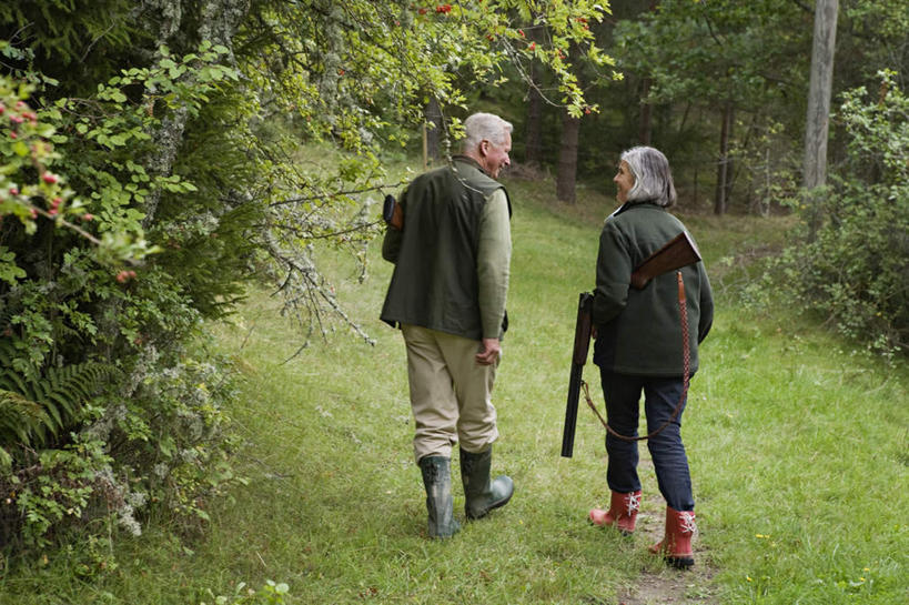 西方人,老年人,两个人,家庭,夫妻,走,说,横图,室外,白天,爱情,旅游,度假,讨论,草地,草坪,树林,植物,道路,路,欧洲,欧洲人,握,阴影,服装,光线,枪,影子,小路,交通,两把,浪漫,扭头,注视,休闲装,娱乐,草,树,树木,背面,衣服,绿色,阳光,自然,观察,看,转头,享受,休闲,温暖,温馨,一家人,休闲服,猎枪,恩爱,放松,提,握着,恋人,服饰,乡间小路,生长,成长,观看,和睦,察看,提着,关注,狩猎,打猎,交流,老年男性,老年女性,男人,男性,女人,女性,白种人,夫妇,情侣,步行,沟通,讲话,交谈,散步,商讨,说话,谈话,走路,彩图,全身,伴侣,融洽