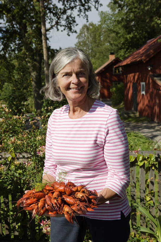 龙虾,西方人,头发,一个人,家,走,捧,笑,微笑,露齿笑,竖图,室外,白天,正面,植物,窗户,欧洲,欧洲人,仅一个女性,仅一个人,许多,阴影,条纹,服装,光线,影子,房屋,屋子,虾,注视,休闲装,楼房,玻璃窗,住宅,树,树木,衣服,绿色,天空,阳光,自然,耳环,天,观察,看,休闲,休闲服,服饰,仅一个老年女性,生长,成长,观看,灌木,灰白,察看,关注,两幢,耳饰,老年女性,女人,女性,白种人,步行,端,端着,捧着,散步,手捧,走路,半身,彩图,房子