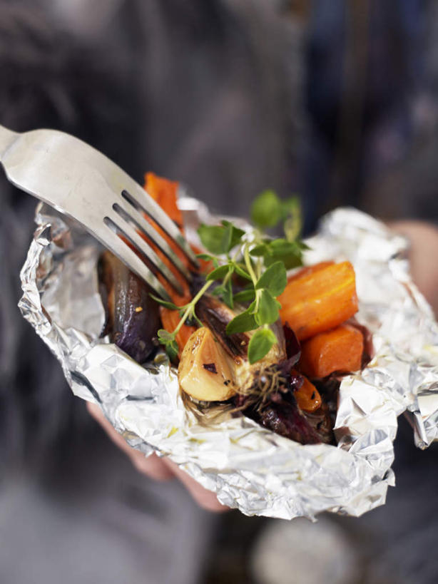 西方人,手,一个人,举,捧,竖图,俯视,室内,特写,白天,烧烤,萝卜,胡萝卜,餐具,金属制品,欧洲,欧洲人,仅一个年轻女性,仅一个女性,仅一个人,一把,一堆,许多,切开,握,堆叠,堆积,朦胧,模糊,金属,叉子,香菜,肉,料理,烤架,烤肉,拿,拿着,美食,肉类,切,托,手部,铁架,握着,锡纸,堆,剖面,肉食,切面,胡菜,香荽,原荽,园荽,芫荽,胡荽,莞荽,芫茜,芫蓿,莚葛草,莚荽菜,年轻女性,女人,女性,白种人,进餐用具,烹调用具,红萝卜,甘荀,端,端着,举起,举手,举着,捧着,手捧,向上举,向上伸,向上托,半身,彩图,高角度拍摄