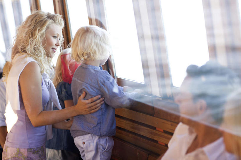 西方人,儿童,一个人,两个人,四个人,母亲,儿子,抱,笑,微笑,露齿笑,横图,室内,特写,白天,侧面,旅游,度假,窗户,欧洲,欧洲人,仅一个年轻女性,仅一个女性,仅一个人,一排,阴影,服装,朦胧,模糊,整齐,光线,影子,网兜,注视,休闲装,娱乐,玻璃窗,排列,小孩,衣服,红色,阳光,观察,看,享受,休闲,母子,休闲服,放松,母爱,服饰,抱着,观看,察看,搂着,队列,关注,船舱,四扇,男孩,男人,男性,年轻女性,女孩,女人,女性,白种人,孩子,脸部,怀抱,搂,搂抱,相抱,拥抱,半身,彩图,男生,女生