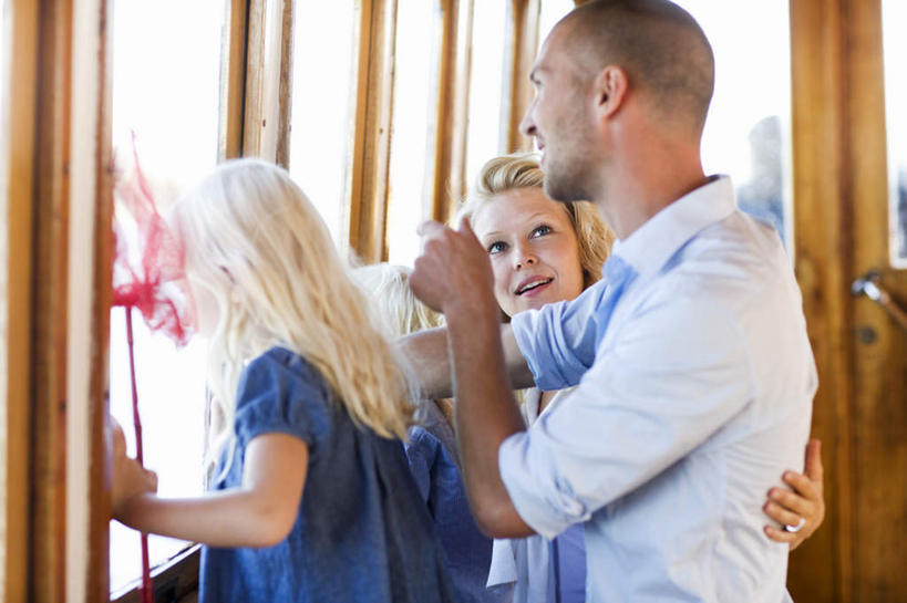 西方人,儿童,四个人,家庭,夫妻,母亲,父亲,女儿,儿子,站,举,笑,微笑,露齿笑,横图,室内,白天,侧面,爱情,旅游,度假,窗户,门,欧洲,欧洲人,一排,撑,握,整齐,木制,浪漫,拿,拿着,扭头,注视,娱乐,玻璃窗,排列,小孩,木制品,门框,观察,看,托,站着,转头,享受,休闲,温暖,温馨,父女,父子,母女,母子,一家人,恩爱,放松,父爱,母爱,握着,恋人,观看,和睦,察看,撑着,队列,关注,船舱,三扇,男孩,男人,男性,年轻男性,年轻女性,女孩,女人,女性,白种人,孩子,年轻人,夫妇,情侣,举起,举手,举着,向上举,向上伸,向上托,站立,半身,彩图,伴侣,融洽,男生,女生