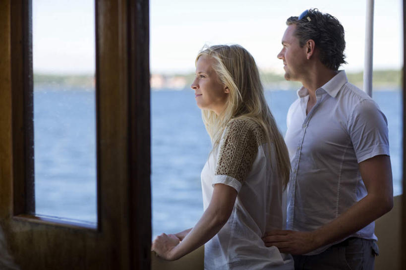 西方人,两个人,夫妻,站,笑,微笑,横图,室内,白天,侧面,爱情,海浪,海洋,门,欧洲,欧洲人,阴影,服装,光线,墨镜,眼镜,影子,浪花,陆地,云,云朵,浪漫,云彩,扭头,注视,休闲装,衣服,蓝色,白云,蓝天,天空,阳光,海水,耳环,太阳镜,太阳眼镜,门框,天,扶,观察,看,站着,转头,休闲,休闲服,遮阳镜,恩爱,恋人,服饰,观看,察看,扶着,关注,海景,船舱,耳饰,男人,男性,年轻男性,年轻女性,女人,女性,白种人,夫妇,情侣,大海,风浪,海,海水的波动,近岸浪,涌浪,站立,半身,彩图,伴侣