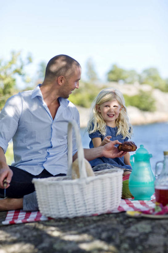 点心,面包,西方人,儿童,两个人,父亲,女儿,坐,举,笑,微笑,露齿笑,竖图,室外,白天,正面,聚会,旅游,度假,湖,湖泊,石头,树林,水,植物,西瓜,水果,玻璃,欧洲,欧洲人,一张,切开,握,阴影,新鲜,光线,格子,罐子,壶,篮子,石子,影子,坐垫,塑料,湖面,水流,水面,生食,食品,野餐,面点,果实,半个,拿,拿着,扭头,注视,娱乐,玻璃制品,水壶,树,树木,食物,糕点,一个,小孩,蓝色,绿色,蓝天,天空,阳光,自然,玻璃瓶,茶壶,瓶子,塑料制品,湖水,天,观察,看,切,托,转头,一半,享受,休闲,父女,放松,父爱,握着,有机食品,绿色食品,生长,单个,成长,观看,察看,关注,剖面,切面,野餐垫,野餐地毯,多功能毯,食物篮,野炊,男人,男性,年轻男性,女孩,女人,女性,白种人,孩子,石块,岩石,寒瓜,举起,举手,举着,向上举,向上伸,向上托,坐着,半身,彩图,野餐篮,女生