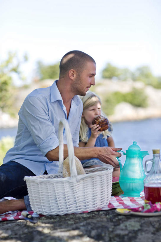 点心,面包,西方人,儿童,两个人,父亲,女儿,坐,举,笑,微笑,露齿笑,竖图,室外,白天,正面,聚会,旅游,度假,湖,湖泊,石头,树林,水,植物,西瓜,水果,玻璃,欧洲,欧洲人,一张,切开,握,阴影,新鲜,光线,格子,罐子,壶,篮子,石子,影子,坐垫,塑料,湖面,水流,水面,生食,食品,野餐,面点,果实,半个,拿,拿着,扭头,注视,娱乐,玻璃制品,水壶,树,树木,食物,糕点,一个,小孩,蓝色,绿色,蓝天,天空,阳光,自然,玻璃瓶,茶壶,瓶子,塑料制品,湖水,天,观察,看,切,托,转头,一半,享受,休闲,父女,放松,父爱,握着,有机食品,绿色食品,生长,单个,成长,观看,察看,关注,剖面,切面,野餐垫,野餐地毯,多功能毯,食物篮,野炊,男人,男性,年轻男性,女孩,女人,女性,白种人,孩子,石块,岩石,寒瓜,举起,举手,举着,向上举,向上伸,向上托,坐着,半身,彩图,野餐篮,女生