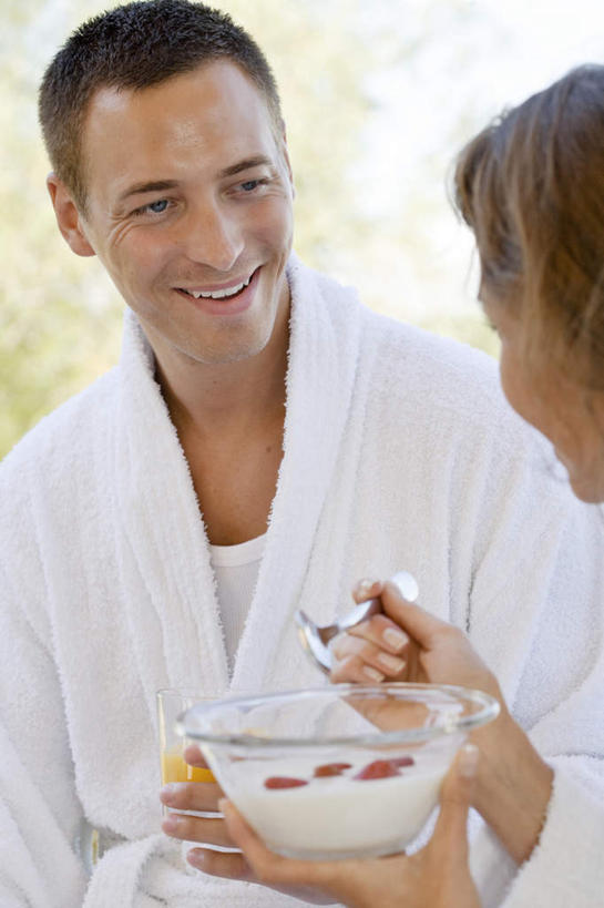 牛奶,西方人,背部,两个人,举,笑,微笑,露齿笑,竖图,室外,白天,正面,浴袍,植物,草莓,浆果,杯子,水果,玻璃,金属制品,欧洲,欧洲人,五个,一把,许多,浸泡,握,阴影,朦胧,模糊,新鲜,光线,金属,影子,勺子,生食,橙汁,食品,果实,饮品,营养,拿,拿着,注视,玻璃制品,树,树木,食物,饮料,一个,绿色,天空,阳光,自然,水杯,调羹,汤匙,碗,天,低头,观察,看,托,握着,有机食品,绿色食品,生长,单个,成长,观看,察看,乳制品,奶,关注,安神,男人,男性,年轻男性,年轻女性,女人,女性,白种人,玻璃杯,洋莓,水果皇后,红莓,地莓,举起,举手,举着,向上举,向上伸,向上托,半身,彩图,汤帷子,浴衣